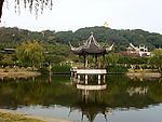 上方山隔湖瞻金佛