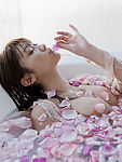 美女花瓣浴