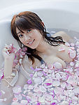美女花瓣浴