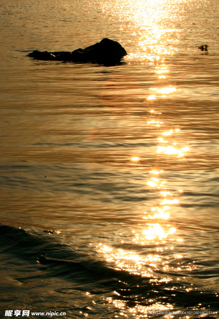 夕阳下的湖面