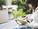 女大学生看书