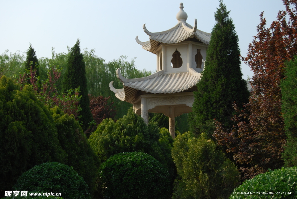 亭子与绿树