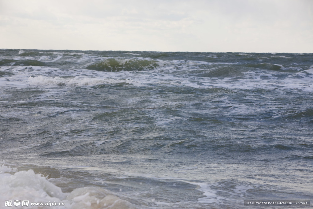 大海浪涌
