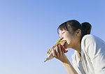 吃汉堡垒包的女孩
