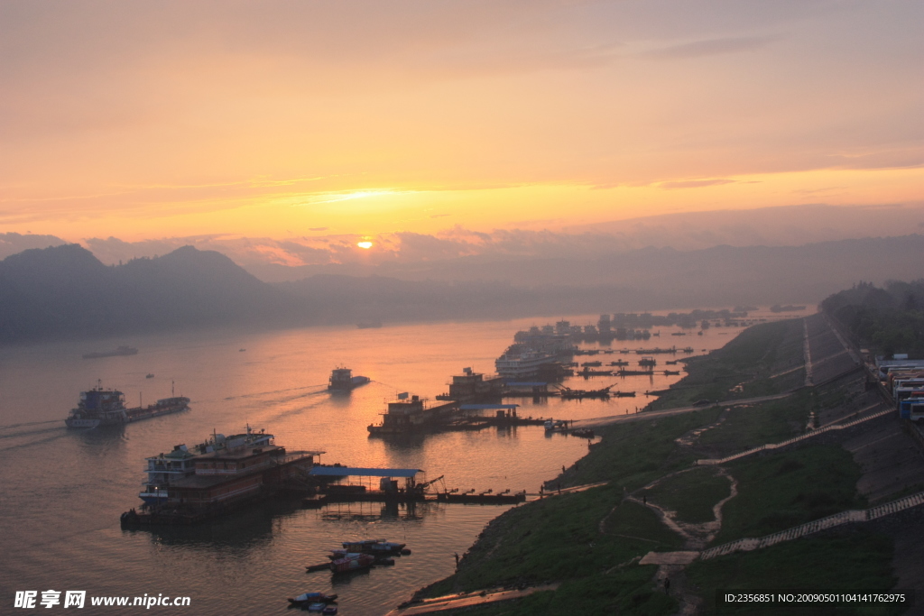 三峡夕阳红