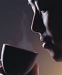 喝咖啡的男人