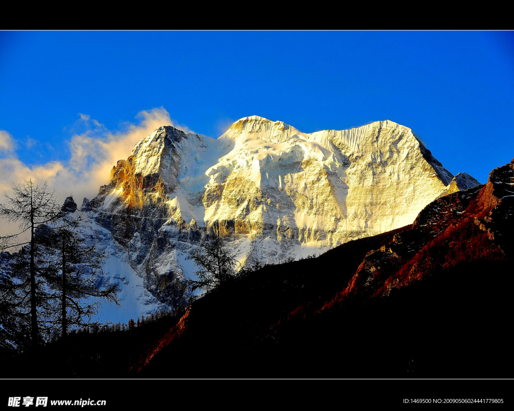 黄昏的雪山