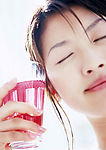 美女喝水