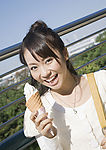 吃冰淇淋的女孩