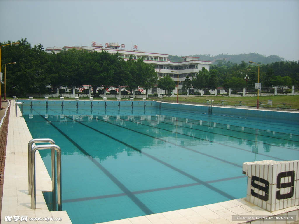 学校游泳池