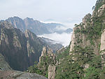 云雾中的山峰
