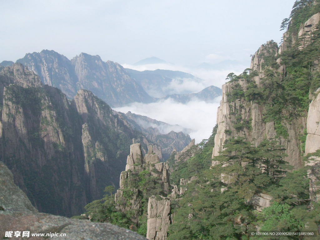 云雾中的山峰