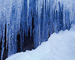 白色冬景 融化的雪 冰