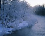 白色冬景 融化的雪 水流 白色的树