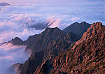 山峰云雾