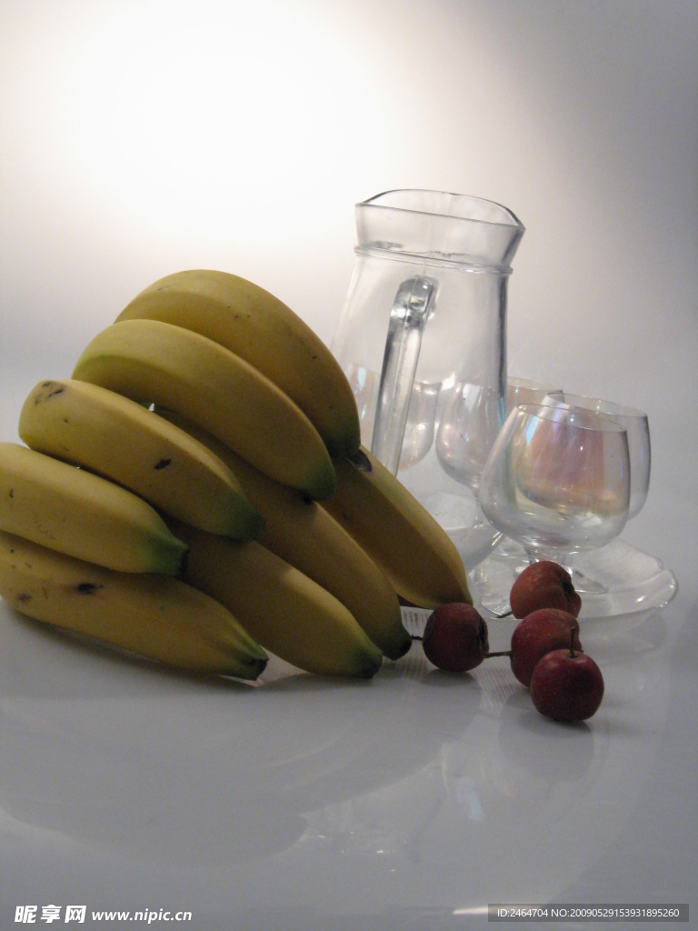 冷光下的玻璃器皿和水果组合