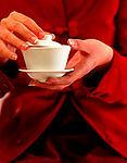 穿红衣的人和茶杯