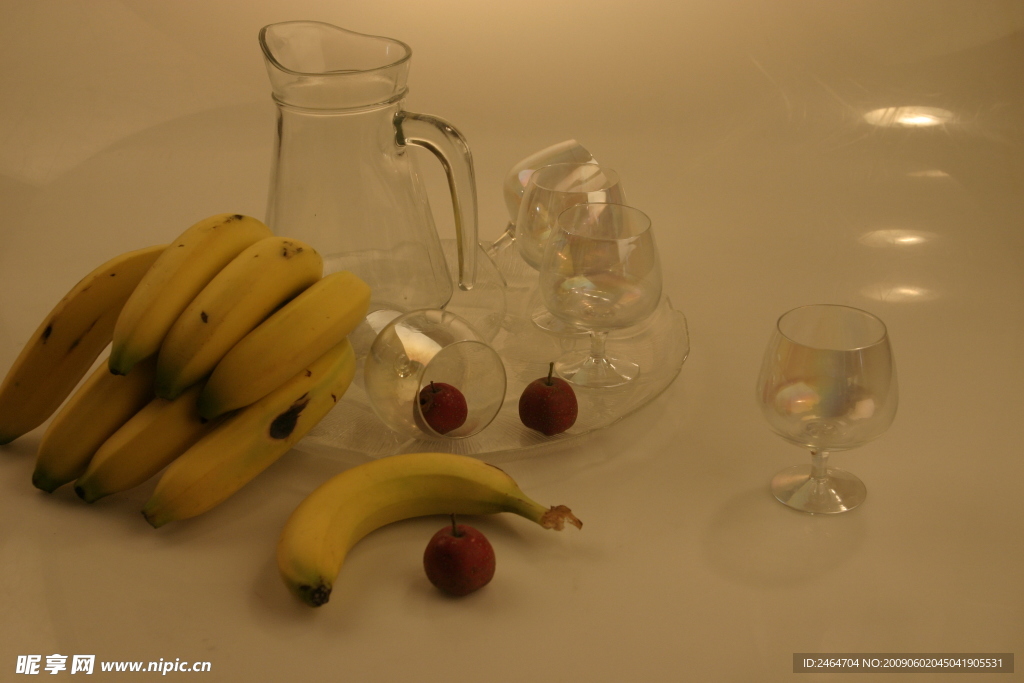 暖光下的玻璃器皿与水果组合