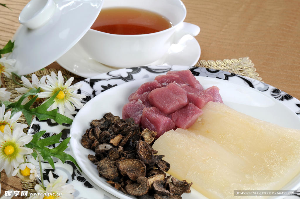 黑露菌花胶炖鲜肉