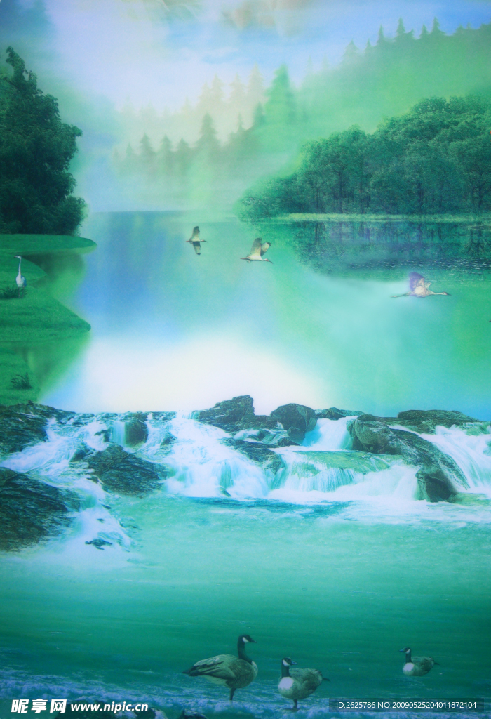 绿树青山湖水荡