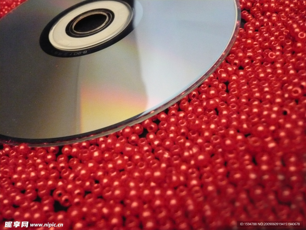 光碟与红色珠子