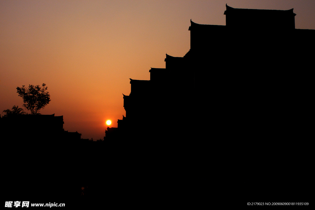 夕阳里的马头墙
