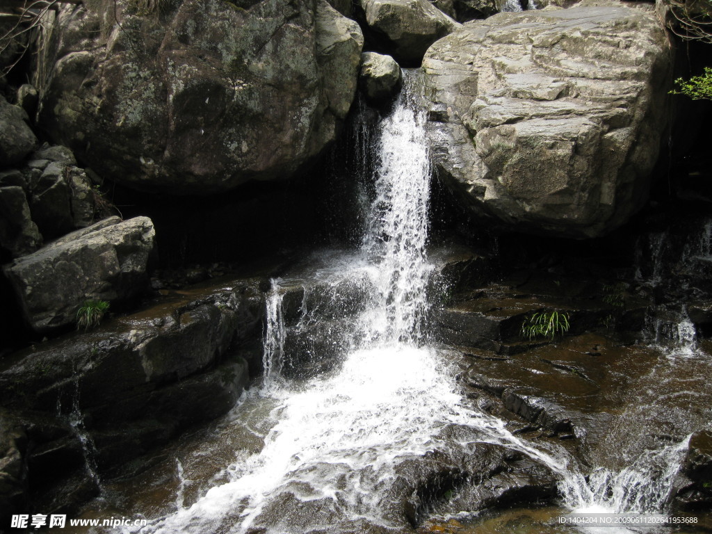 山涧溪流