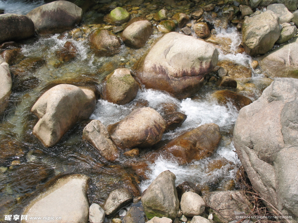 山中溪流