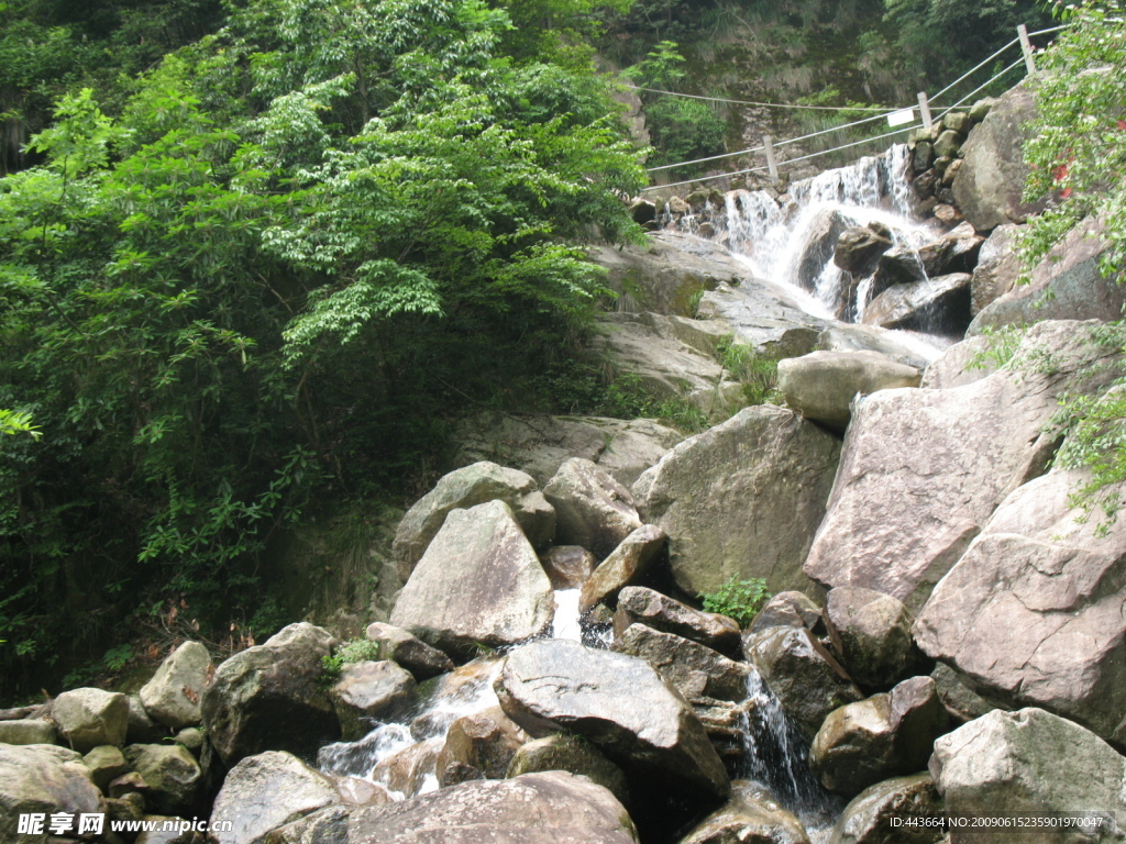 山间溪流