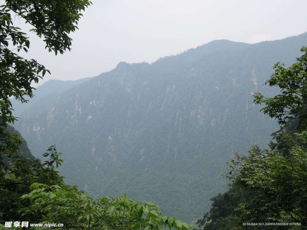 远山悬崖