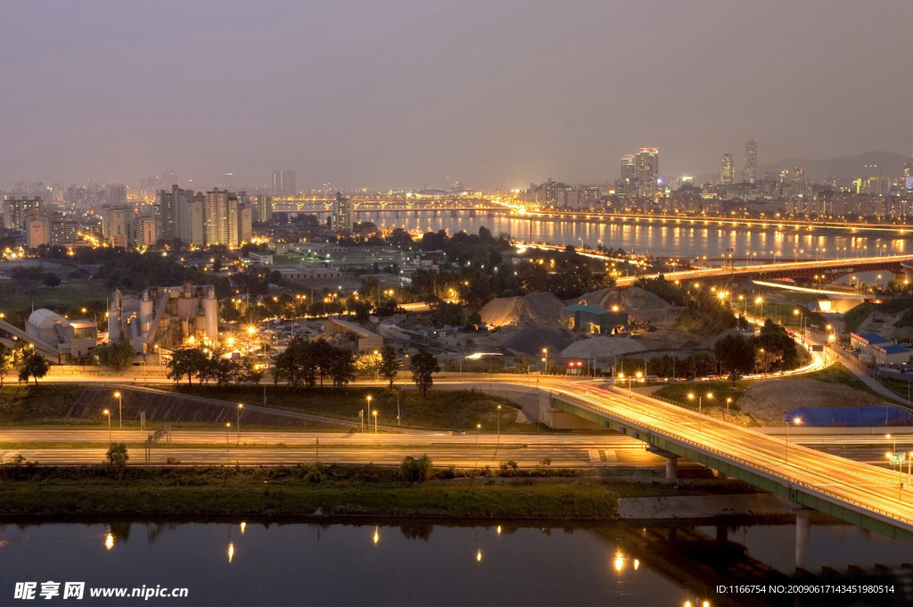 城市场夜景