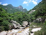 旅游摄影自然风景高山绿树大石流水
