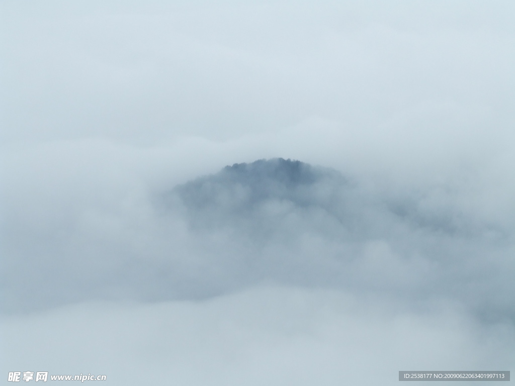 雨雾笼罩峨眉山