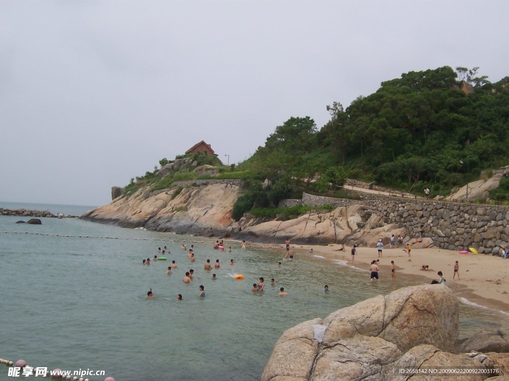 海边游泳