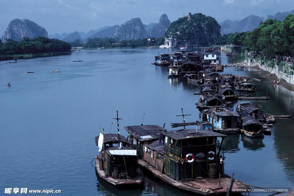 河上风景