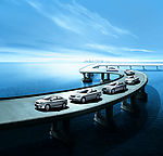 海面大桥上的轿车桥海面轿车