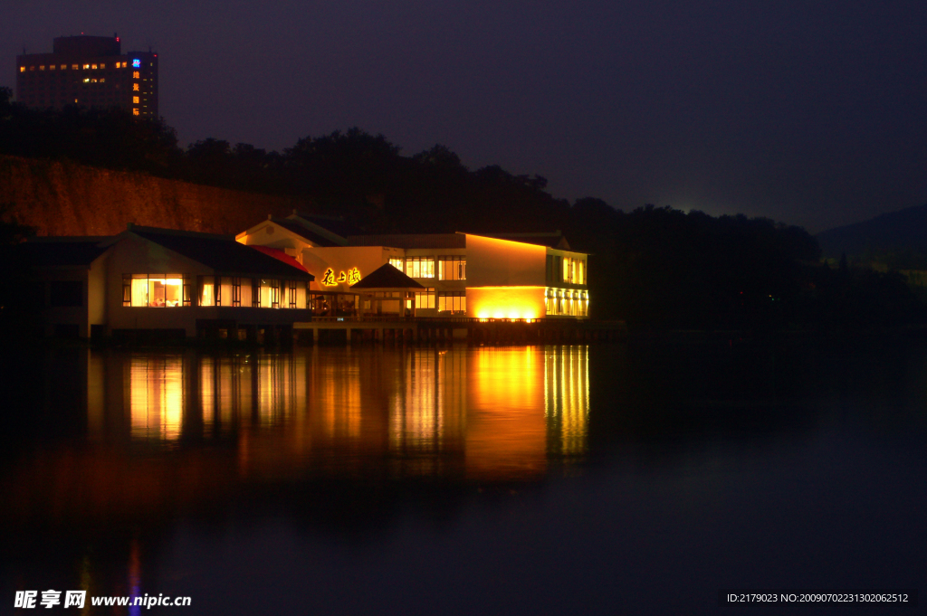 水上建筑夜景