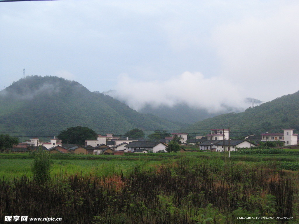 雨后宁静的村庄