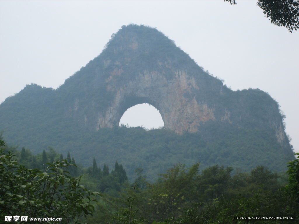 桂林月亮山