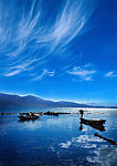 水岸风光 水边 小船 水面 波光