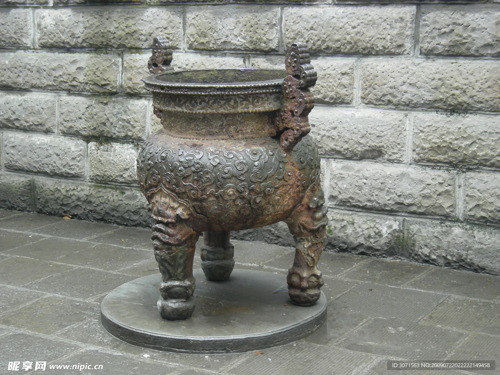 圆铜鼎