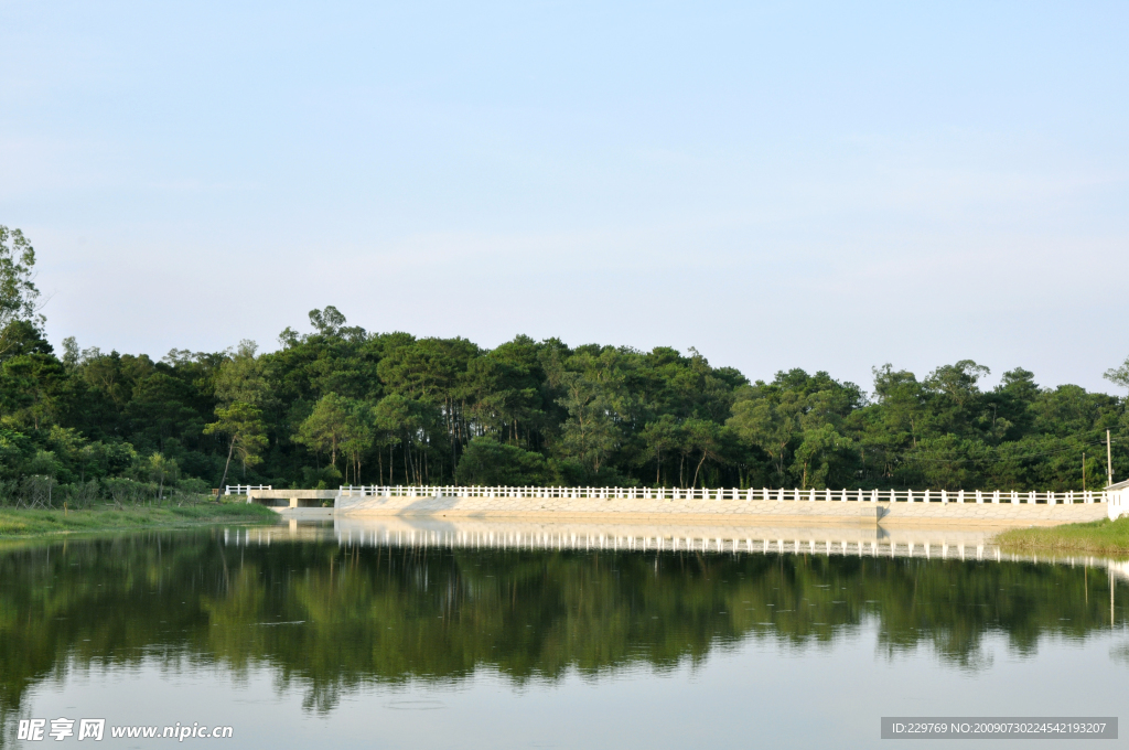 水库堤坝