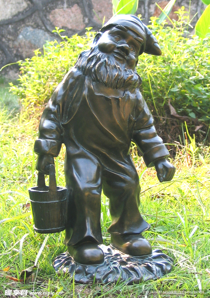 小矮人 提水雕塑