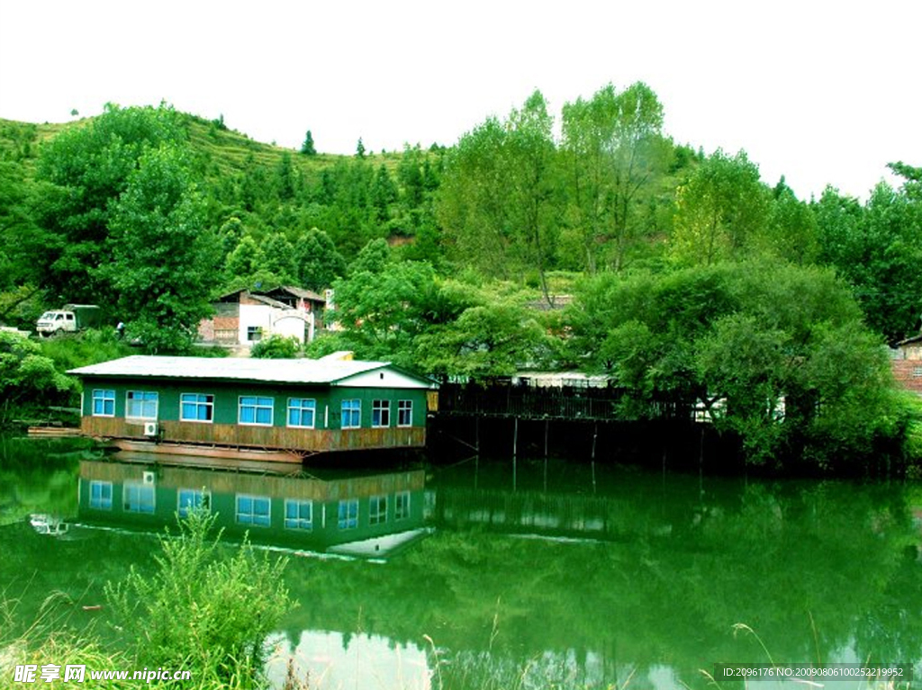 一潭绿水