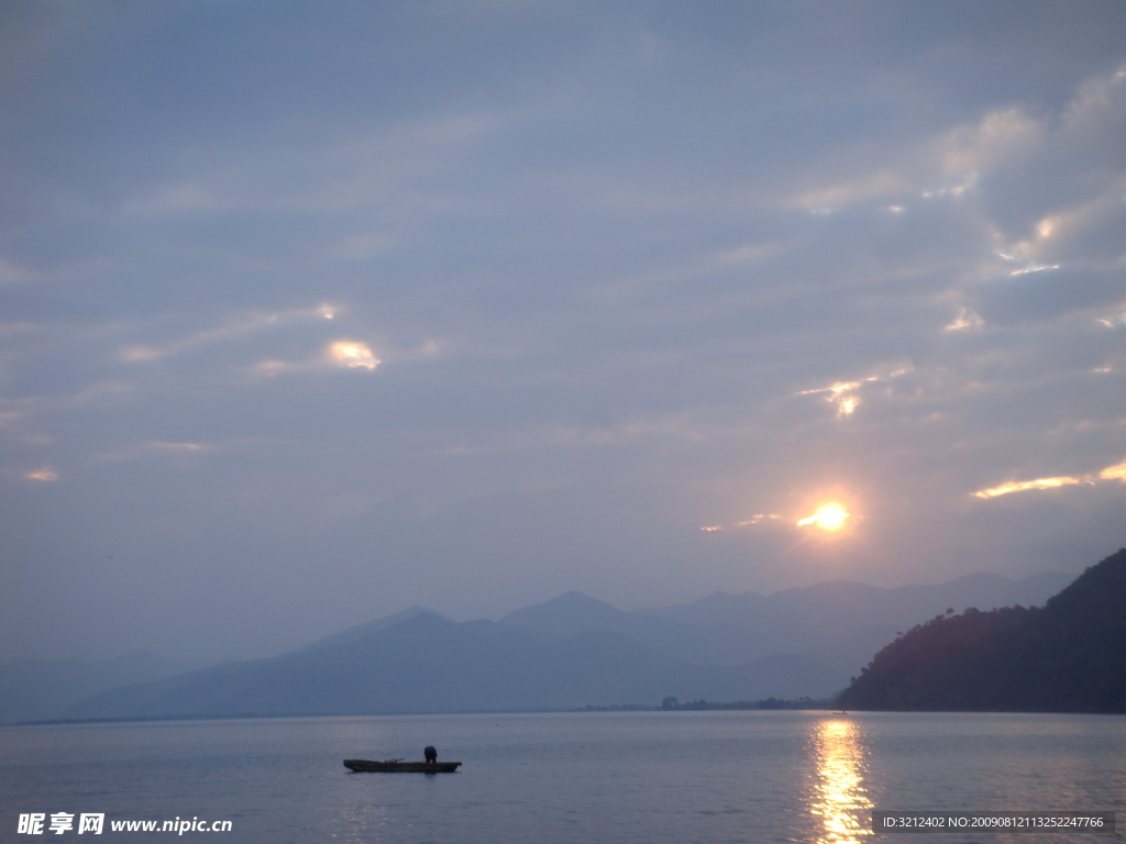 泸沽湖日出