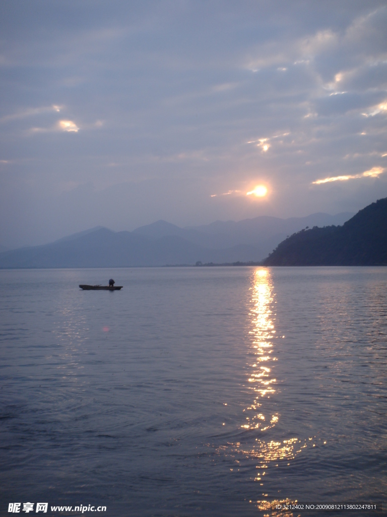 泸沽湖日出