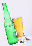 绿酒瓶黄酒杯