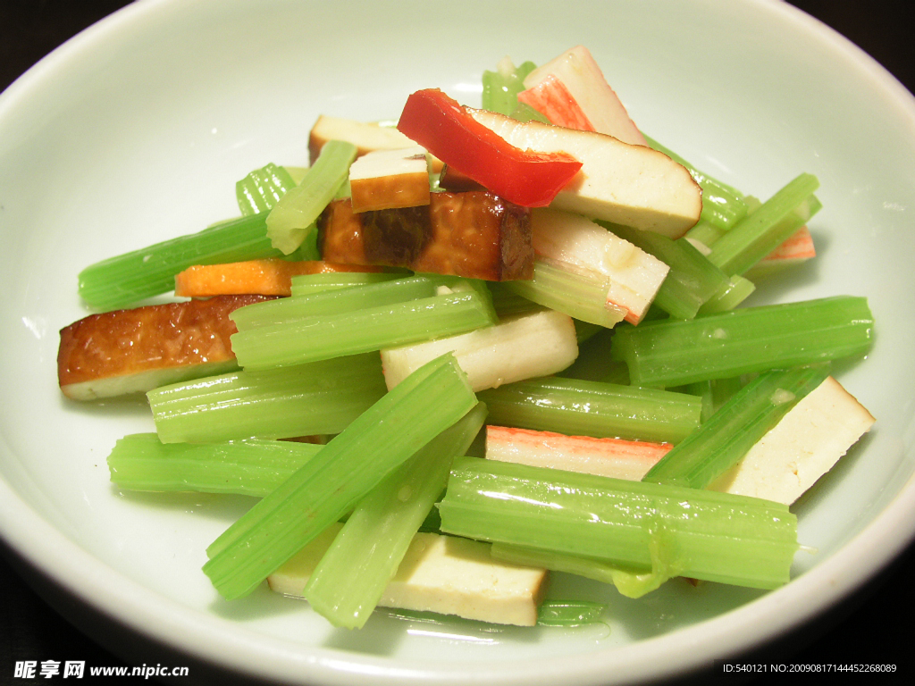 小芹菜怎么做好吃？教你这样做，清脆爽口，营养又健康 | 说明书网