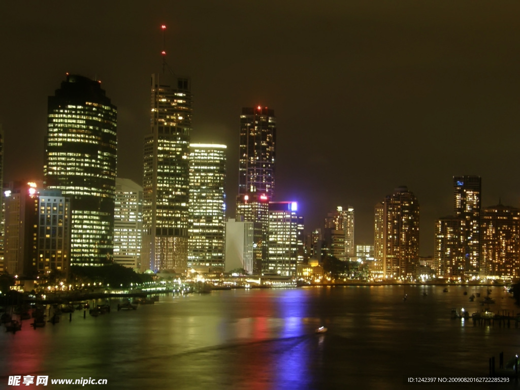 水边城市夜景
