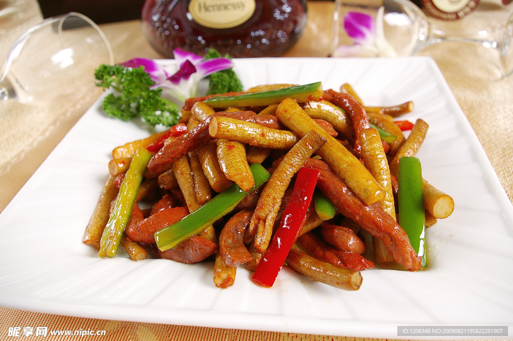 鸸鹋柳炒茶树菇